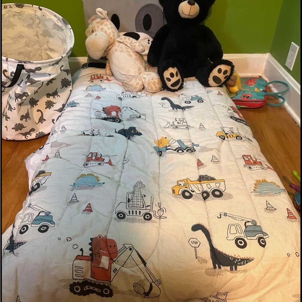 Toddler bed set-one fitted sheet, one flat sheet, comforter, one sham